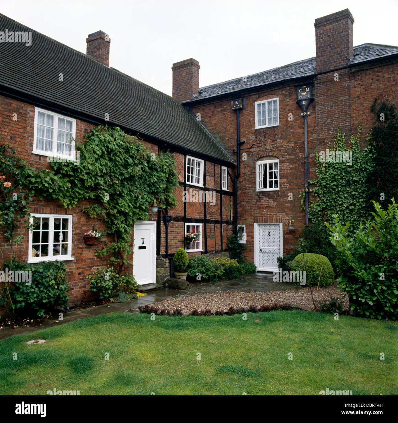 Maison de brique rouge à pans de joint à la vieille maison de trois étages dans le Derbyshire Banque D'Images