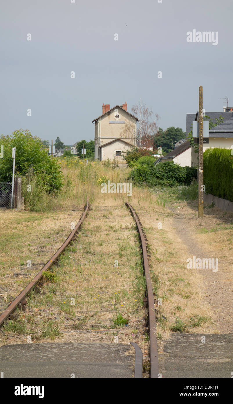 La ligne de chemin de fer désaffectée à Descartes, Indre et Loire France. Banque D'Images