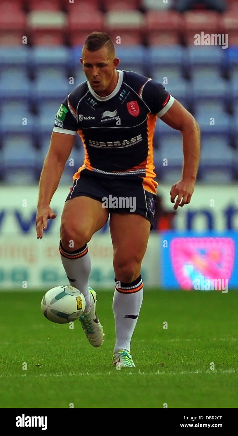 Wigan, UK. 09Th Aug 2013. Greg Eden de Hull KR lance la balle au cours de la Super League de Rugby entre Wigan Warriors fixture et Hull Kingston Rovers du DW Stadium. Credit : Action Plus Sport/Alamy Live News Banque D'Images