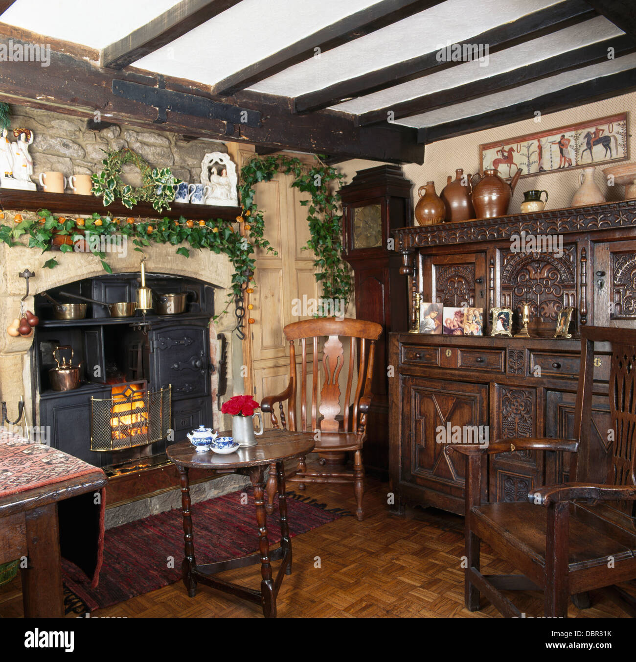 Guirlande de Noël de lierre au-dessus de vieux pays en gamme avec salle à manger de style jacobéen commode en bois sculpté et président Banque D'Images
