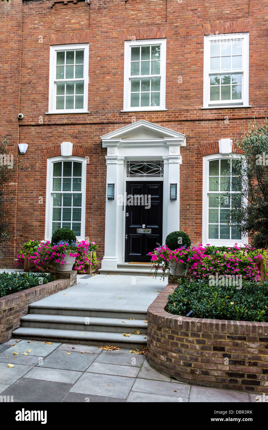 Jardin , avant de la chambre et l'entrée sur Ilchester Place, Chelsea, London, UK Banque D'Images