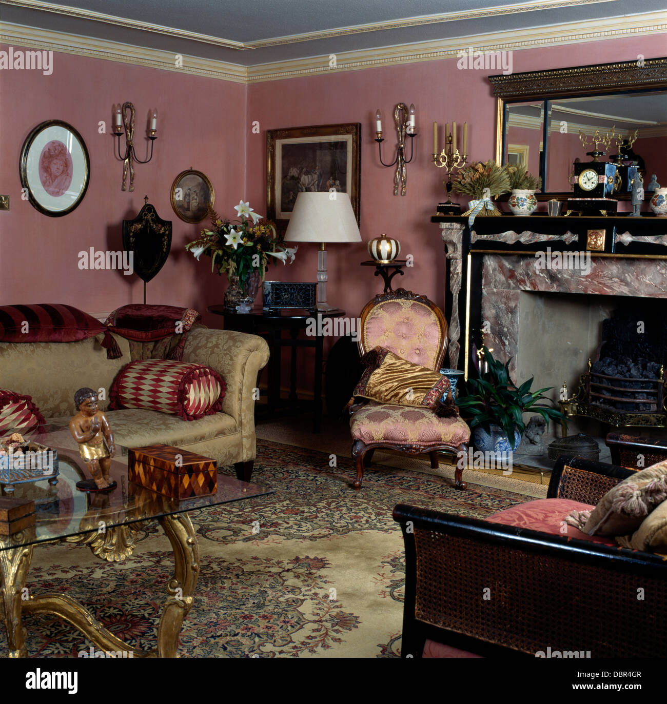 En soie damassée président Victorien et canapé beige en rose foncé, vieux salon avec cheminée en marbre Banque D'Images