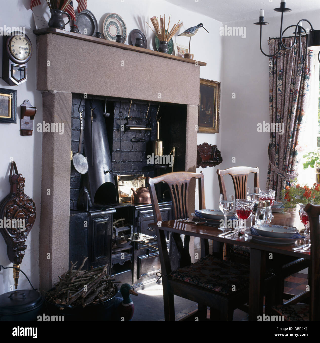 Set de table pour le déjeuner dans la salle à manger avec ancienne cuisinière four en fonte dans les hautes cheminée en pierre Banque D'Images