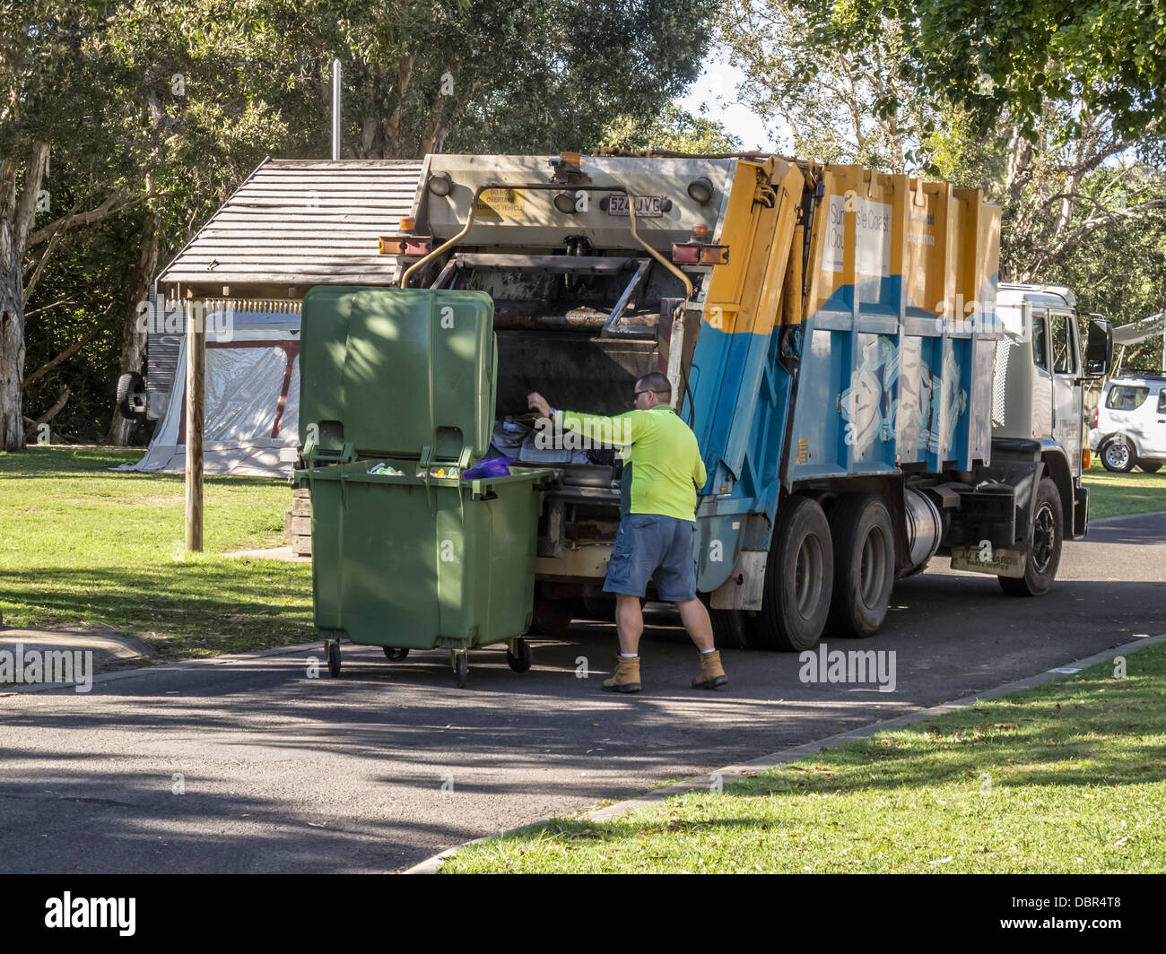 Vider le bac collecteur de déchets industriels sur la Sunshine Coast dans le Queensland en Australie Banque D'Images