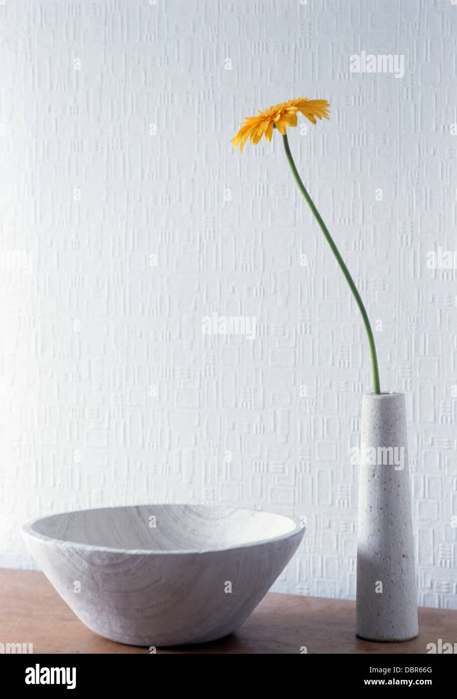Close-up of white pottery bol et vase cylindrique avec gerbera orange Banque D'Images