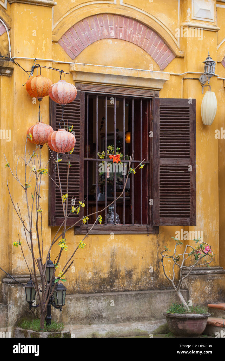 Façade de bâtiment de style colonial avec des lanternes de soie et de volets en bois, dans le vieux quartier, Hoi An, Vietnam, Southeast Asia Banque D'Images