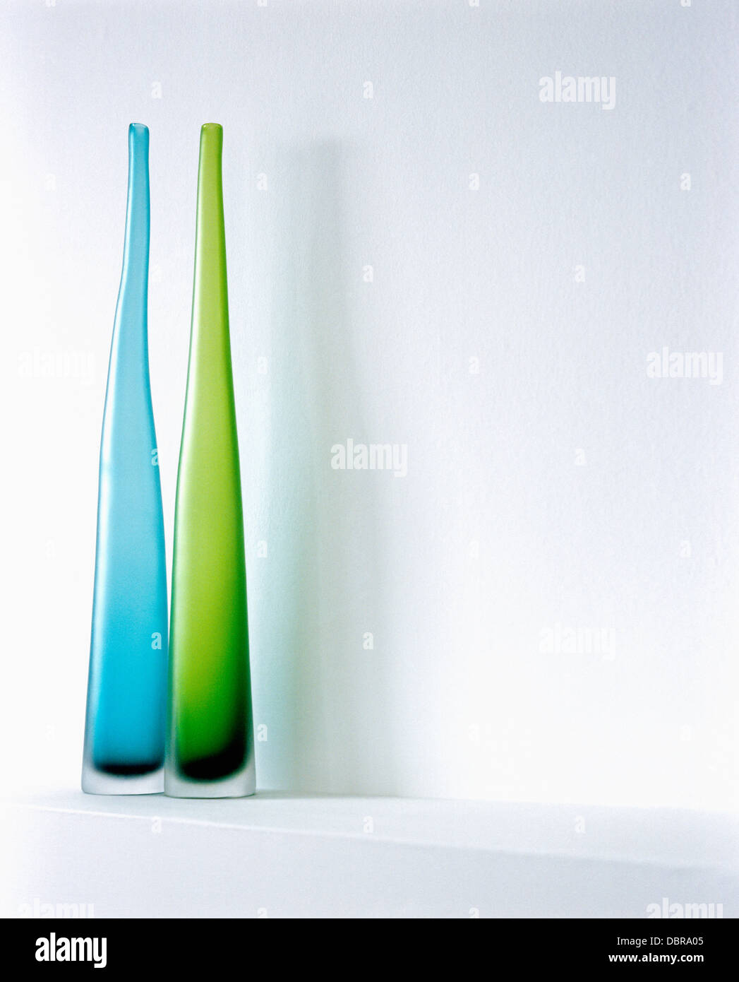 Close-up tall turquoise et citron vert vases de verre Banque D'Images