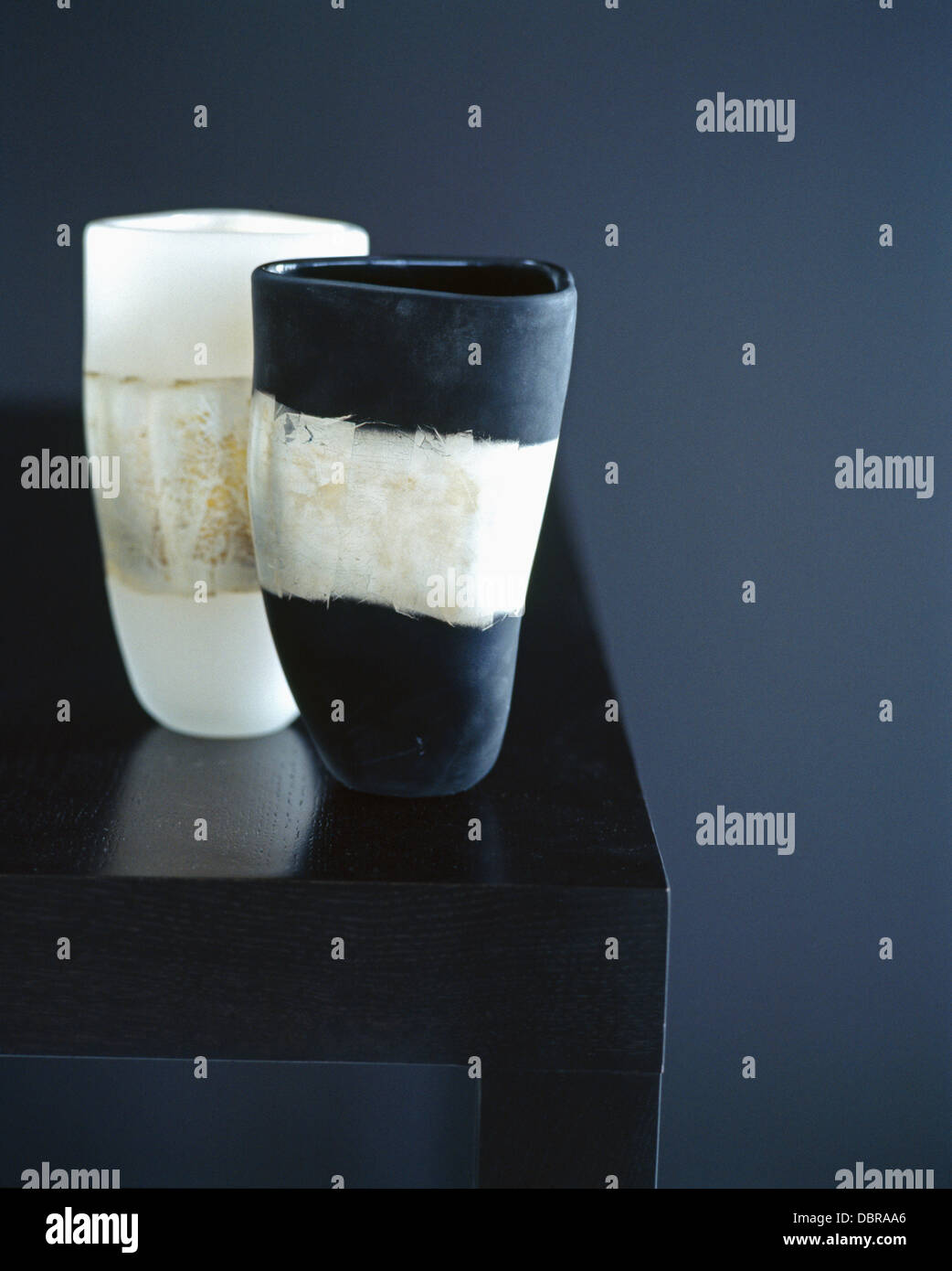 Close-up de vases en noir et blanc avec rayures contrastées Banque D'Images