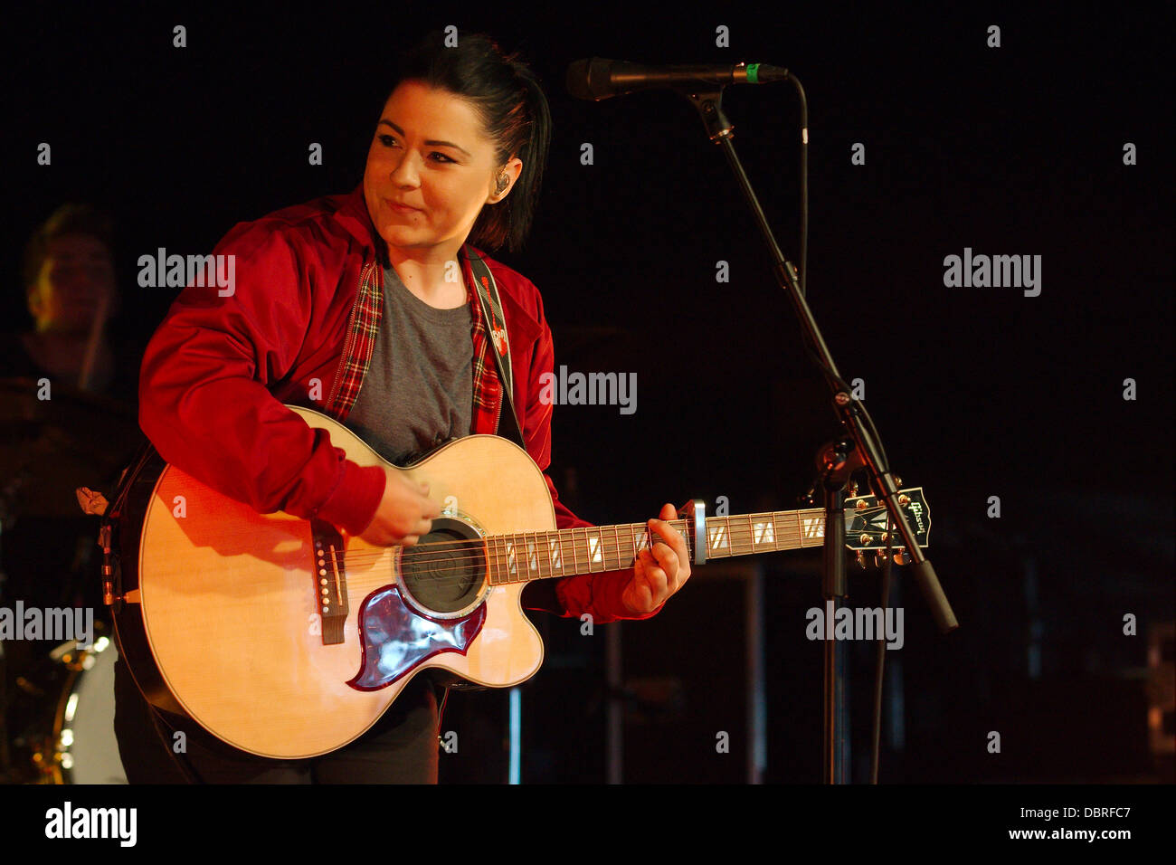 Beauly, UK. 2 Août, 2013. Lucy Spraggan fonctionne à l'Belladrum Coeur Tartan Festival - Vendredi 2 Août 2013 Crédit : Thomas Bisset/Alamy Live News Banque D'Images