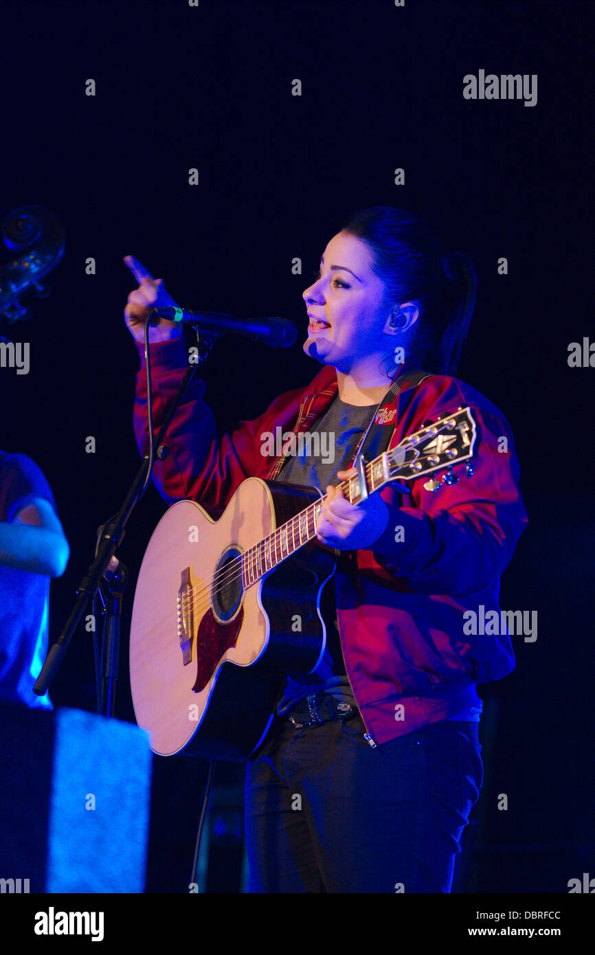 Beauly, UK. 2 Août, 2013. Lucy Spraggan fonctionne à l'Belladrum Coeur Tartan Festival - Vendredi 2 Août 2013 Crédit : Thomas Bisset/Alamy Live News Banque D'Images