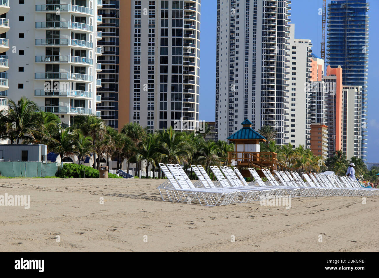 Les gratte-ciel des condominiums ultra-chic et des chaises de plage sur les plages de sable accueillent les vacanciers pour profiter d'un certain temps d'arrêt pendant une journée bien remplie. Banque D'Images