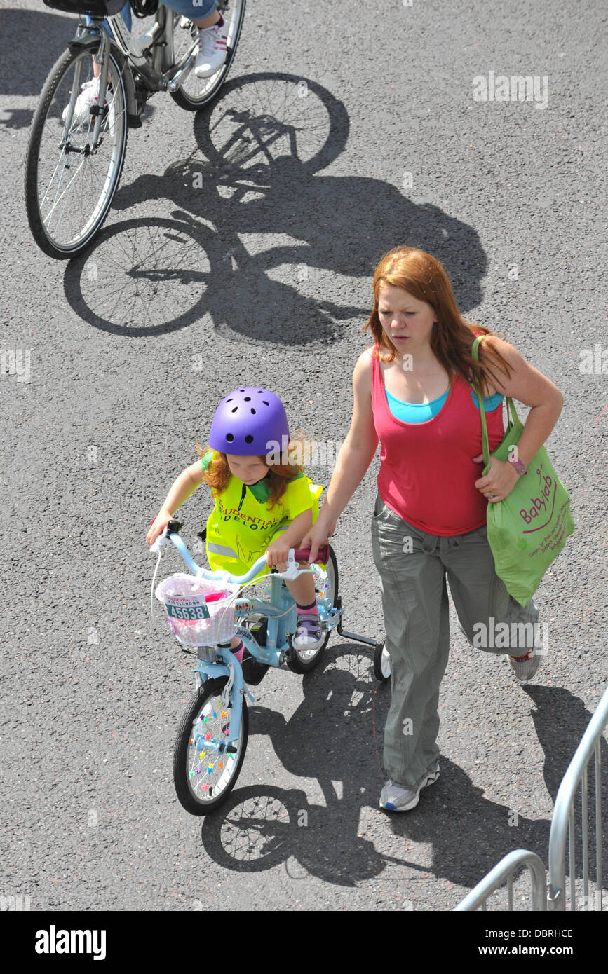 Westminster, London, UK. 3 août 2013. Les cyclistes de tous âges participent à l'événement Cycle libre, partie de la Prudential RideLondon cycling event. Crédit : Matthieu Chattle/Alamy Live News Banque D'Images