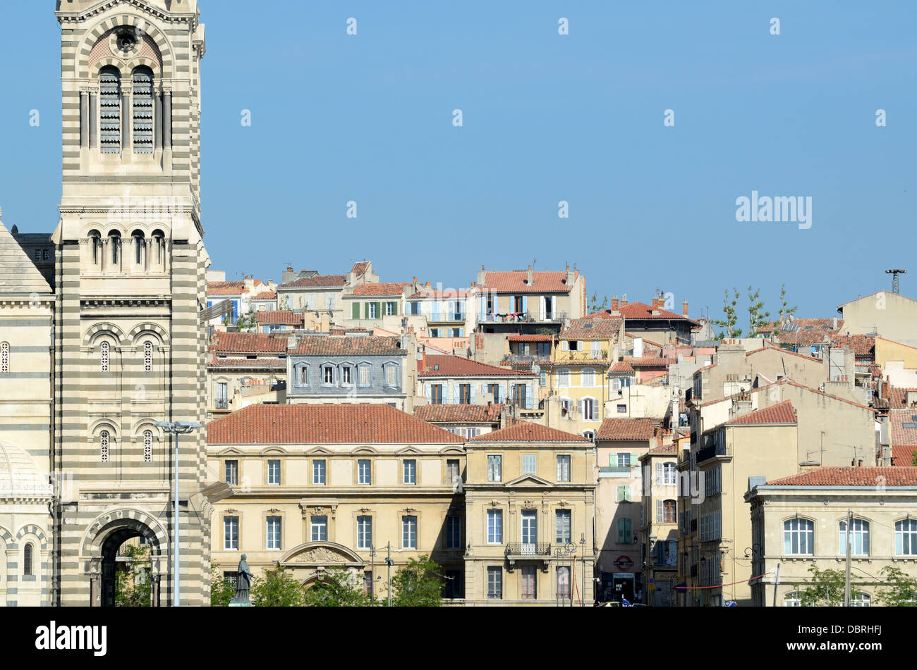 Cathédrale de Marseille de Saint Marie Major, Cathédrale de la Major, et vue sur Skyline du quartier de Panier ou de la vieille ville de Marseille France Banque D'Images