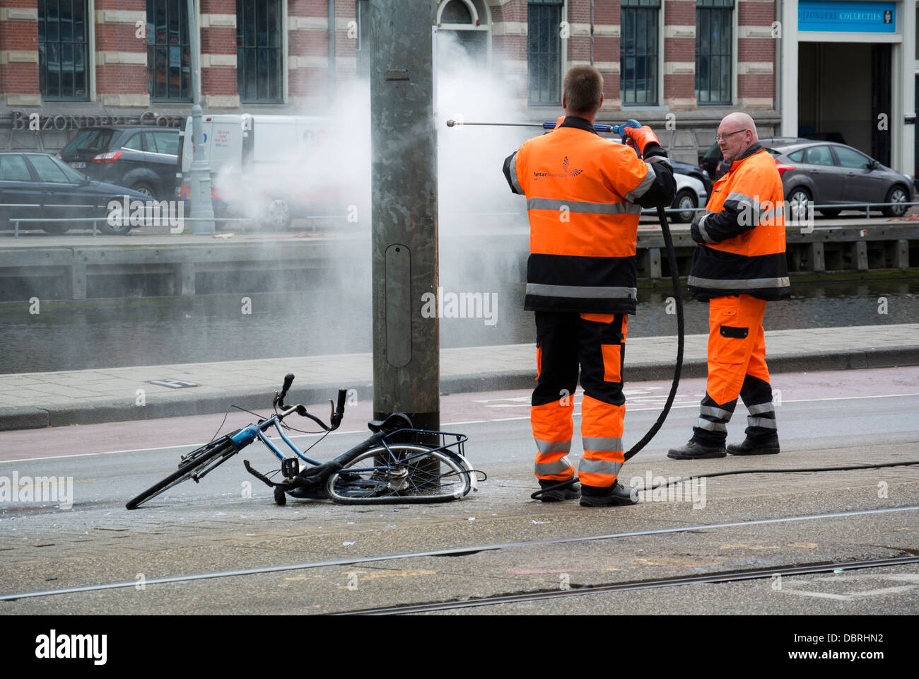 Nettoyage des hommes sur la rue d'amsterdam 24 Queens Banque D'Images