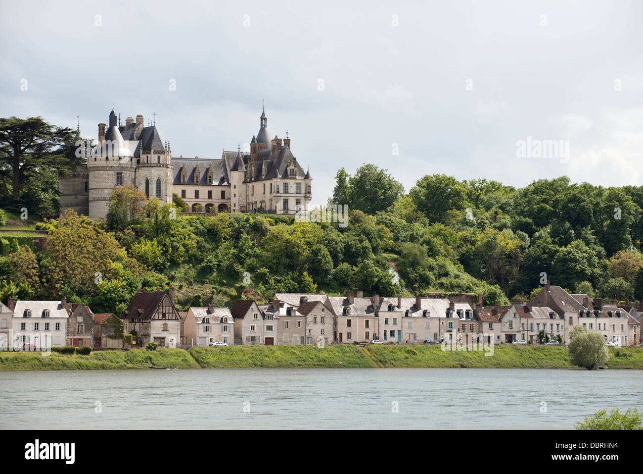 Une vue de l'historique quartier français Château Chaumont avec les villes hôtes niché sous de l'autre côté du fleuve Loire, France Banque D'Images