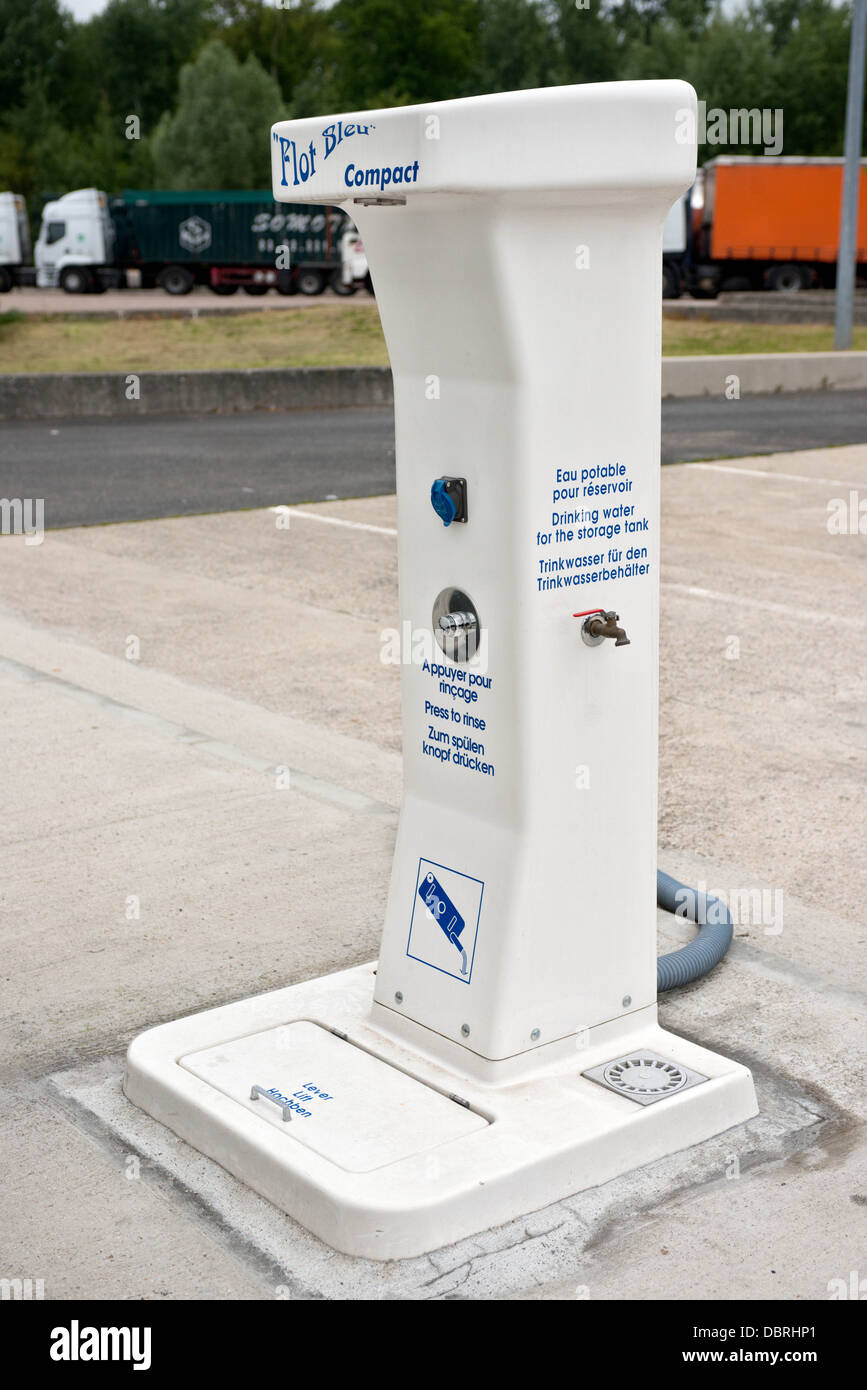 Un 'Flot' Camping & caravan l'eau potable, toilettes chimiques et électriques à un point de service Aire sur l'autorute en France Banque D'Images