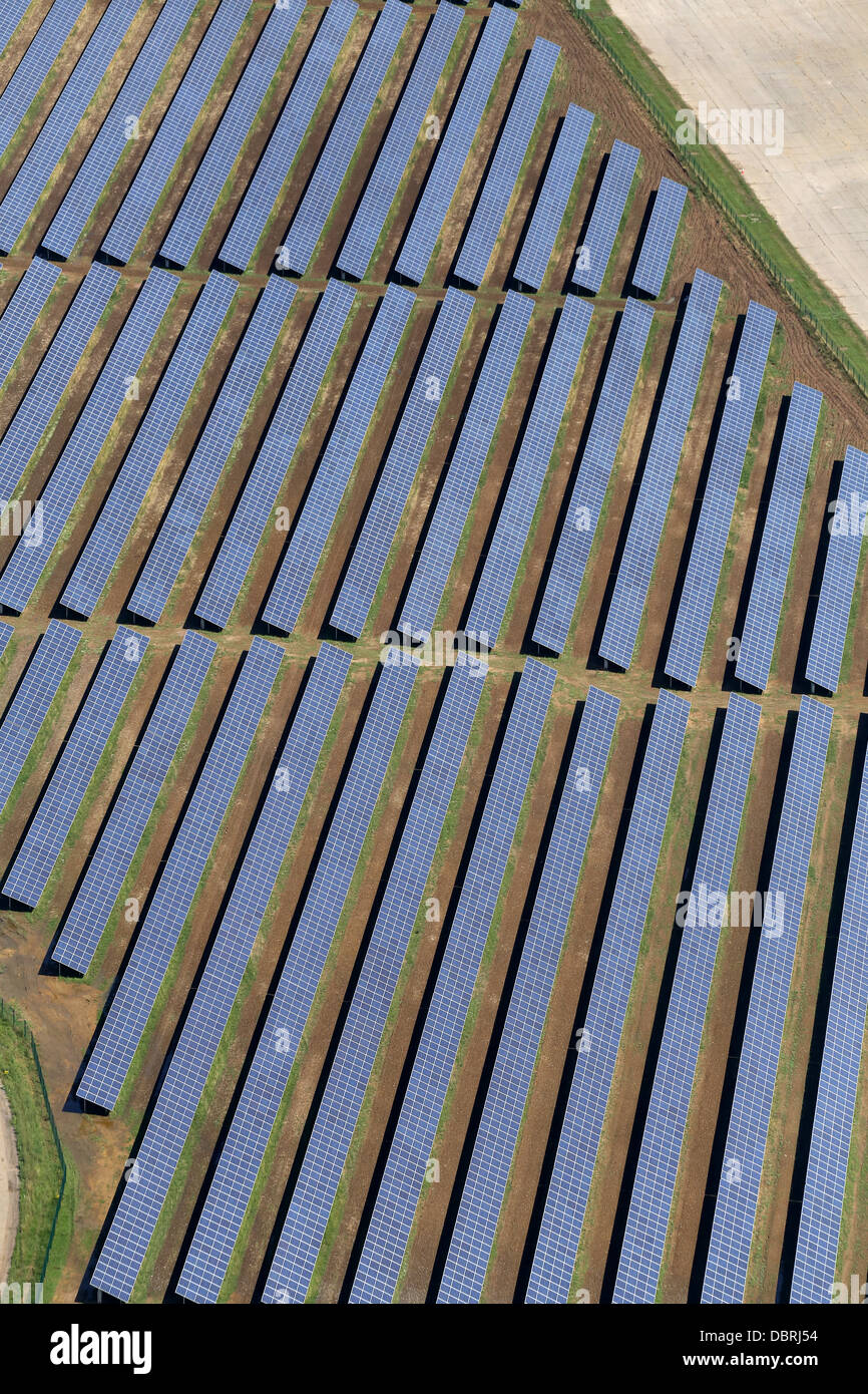 L'AÉRODROME DE WYMESWOLD FERME SOLAIRE AVEC PLUS DE 30 000 panneaux, RÉPUTÉ POUR ÊTRE LE PLUS GRAND DANS LE Royaume-uni. Banque D'Images