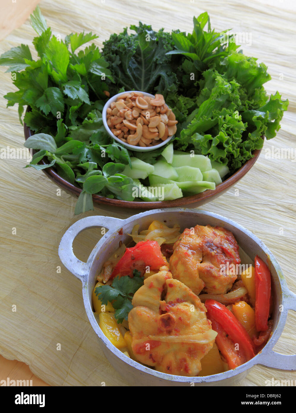 La cuisine asiatique, beignets de requin à l'étuvée, salade verte, Banque D'Images
