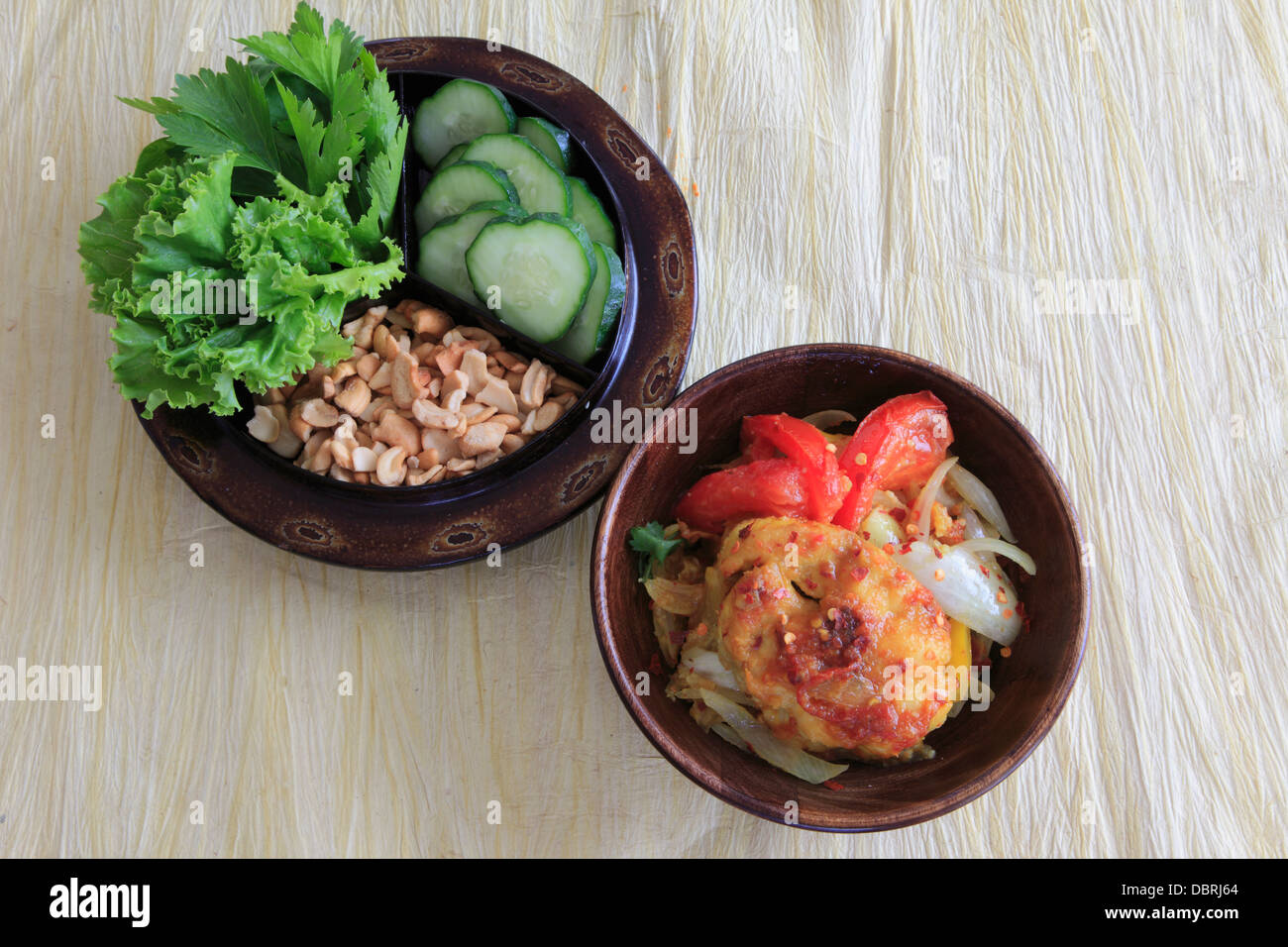 La cuisine asiatique, beignets de requin à l'étuvée, salade Banque D'Images