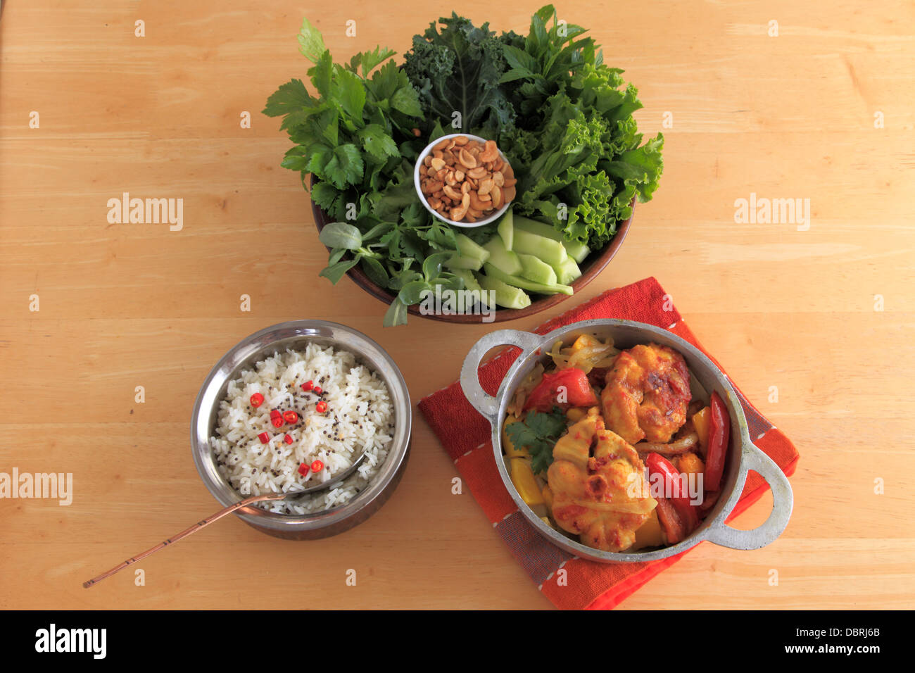 La cuisine asiatique, beignets de requin à l'étuvée, salade verte, riz, Banque D'Images