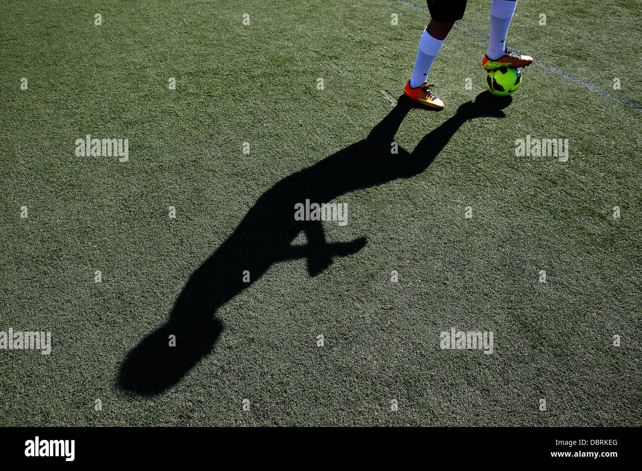 Ballon de soccer pieds shadow Banque D'Images