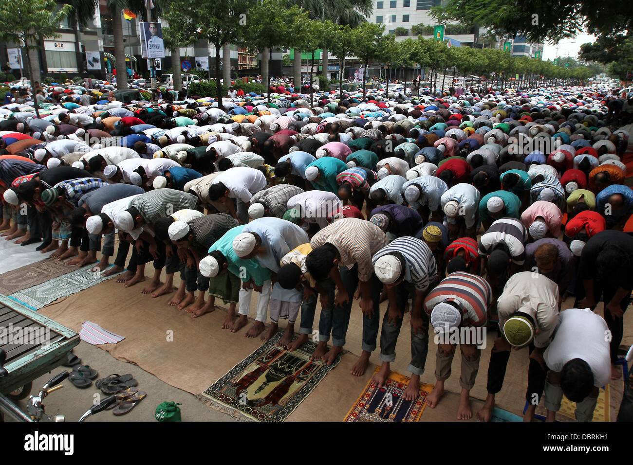 Dhaka, Bangladesh. 2 août 2013 - musulmans dévots offrir la prière de Jummah-tul-Wida (dernier vendredi du Ramadan) sur la rue en face d'une mosquée à Dhaka. Le mois de Ramadan est une période sacrée de jeûne et de prière pour tous les musulmans. Durant le ramadan les musulmans du monde entier rechercher le pardon pour les péchés passés et prier pour guidage. Photo par leadfoto/Alamy Banque D'Images