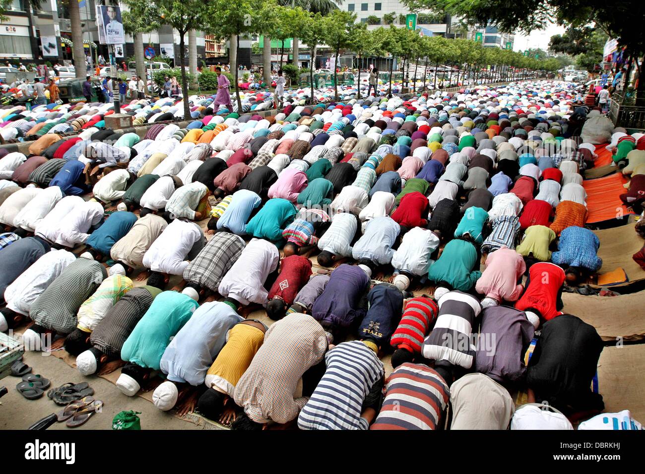 Dhaka, Bangladesh. 2 août 2013 - musulmans dévots offrir la prière de Jummah-tul-Wida (dernier vendredi du Ramadan) sur la rue en face d'une mosquée à Dhaka. Le mois de Ramadan est une période sacrée de jeûne et de prière pour tous les musulmans. Durant le ramadan les musulmans du monde entier rechercher le pardon pour les péchés passés et prier pour guidage. Photo par leadfoto/Alamy Banque D'Images