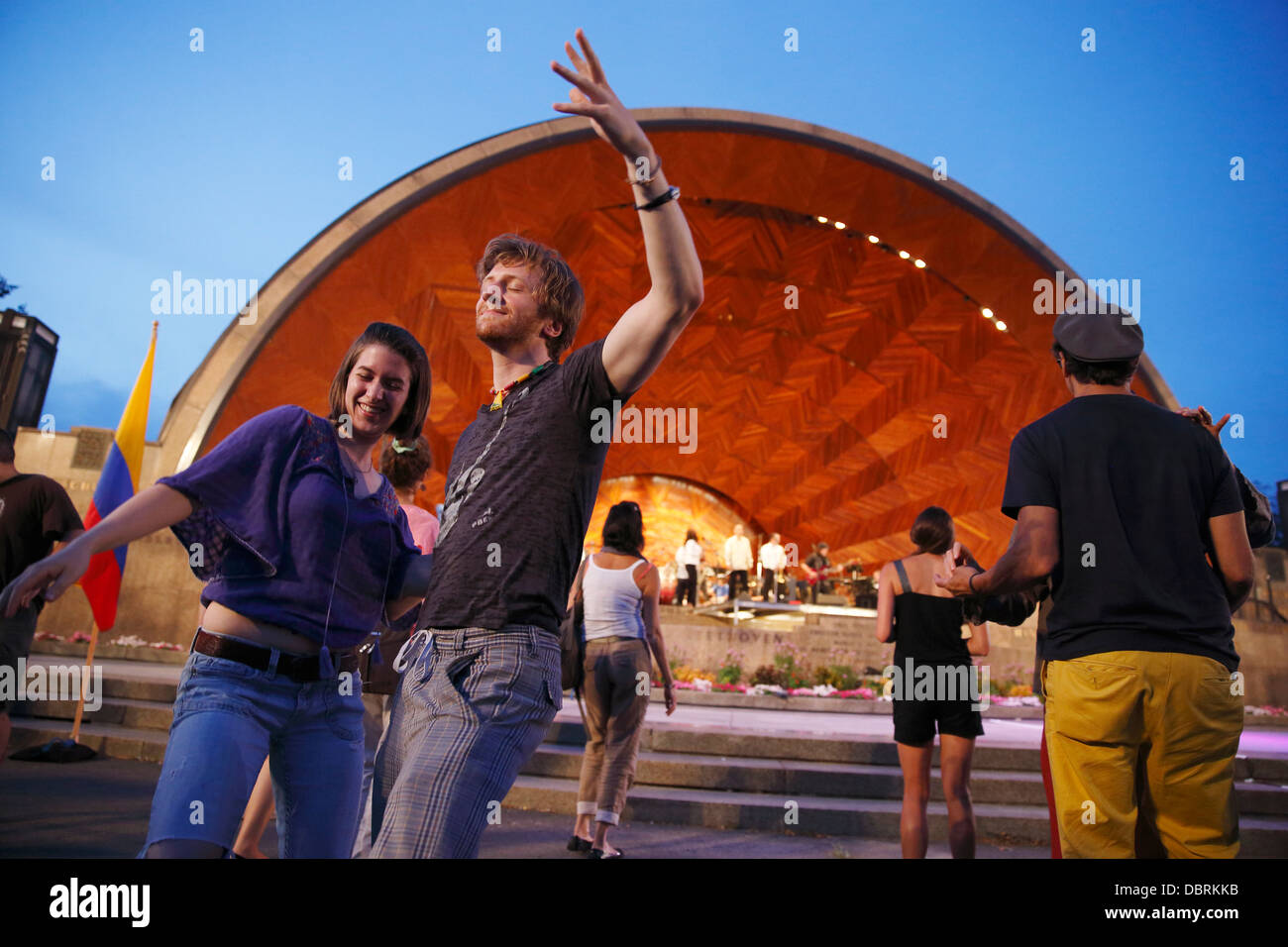 Les gens danser au concert d'été en plein air à la Shell Hatch à Boston, Massachusetts Banque D'Images
