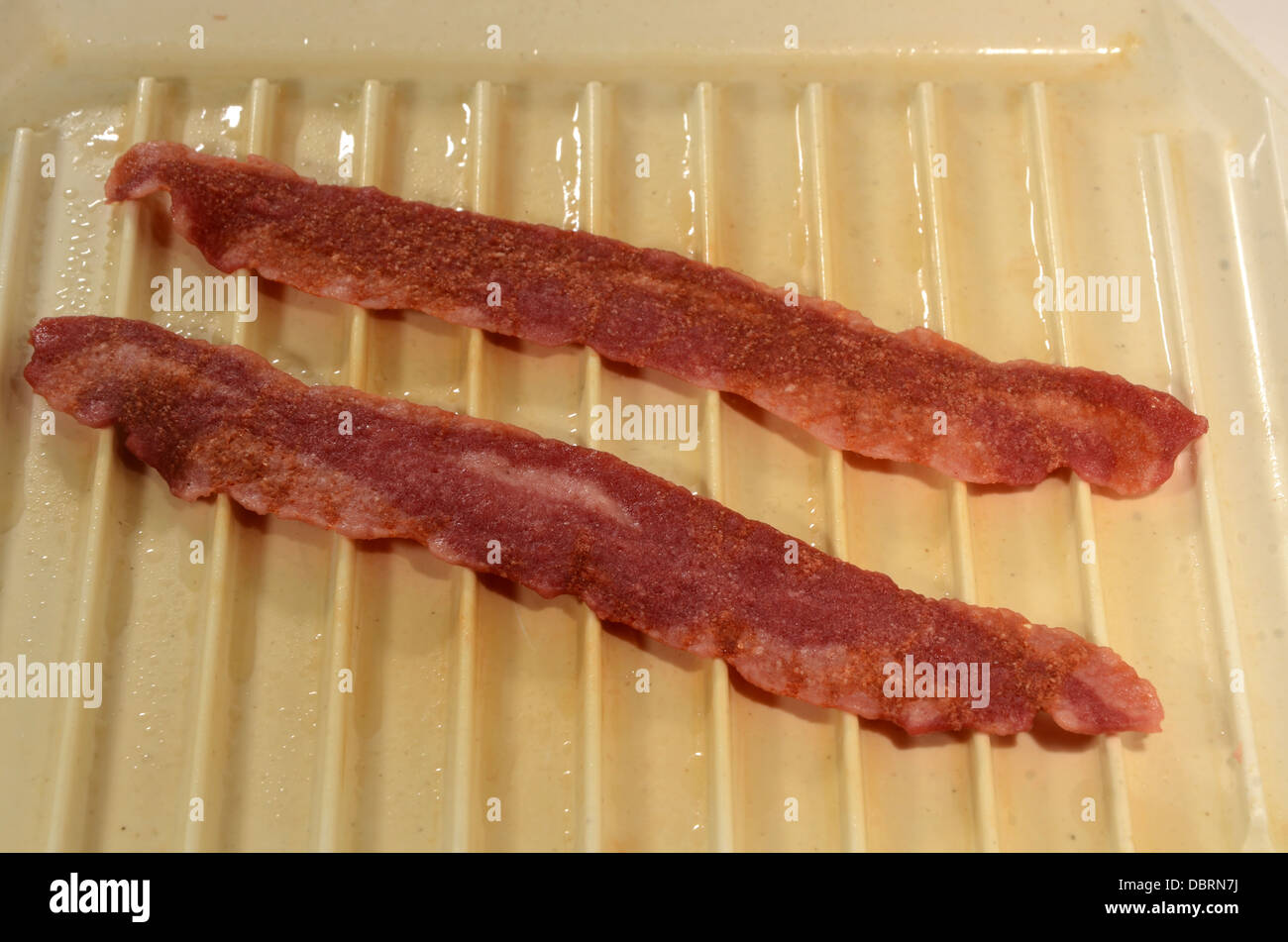 Deux tranches de bacon de dinde cuite se trouve sur un plat allant au micro- ondes Photo Stock - Alamy