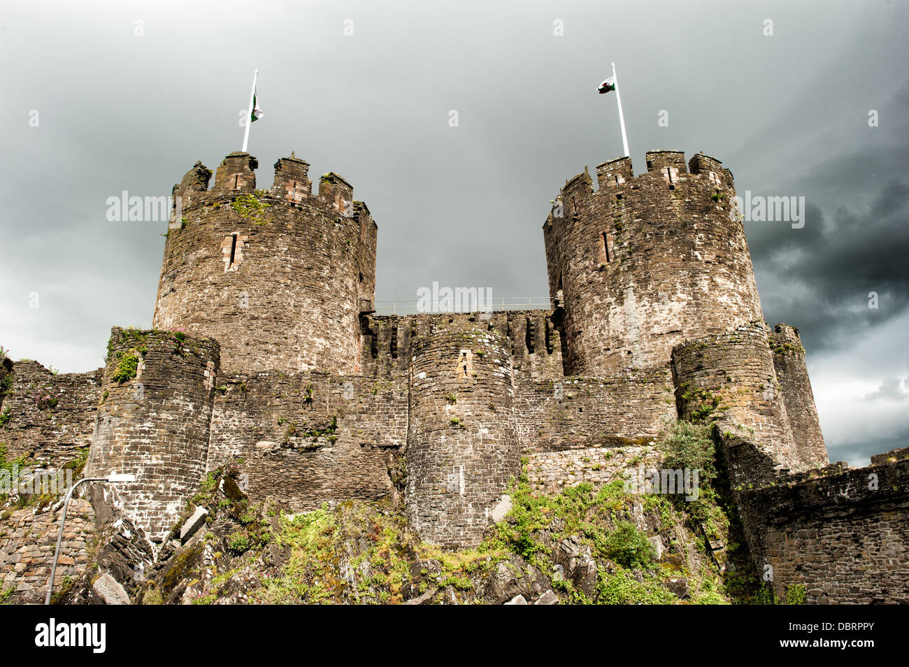 CONWY, Pays de Galles - Château de Conwy est un château médiéval construit par Édouard I à la fin du 13e siècle. Elle fait partie d'une ville fortifiée de Conwy et occupe un point stratégique sur la rivière Conwy. Il est répertorié comme un site du patrimoine mondial. Banque D'Images