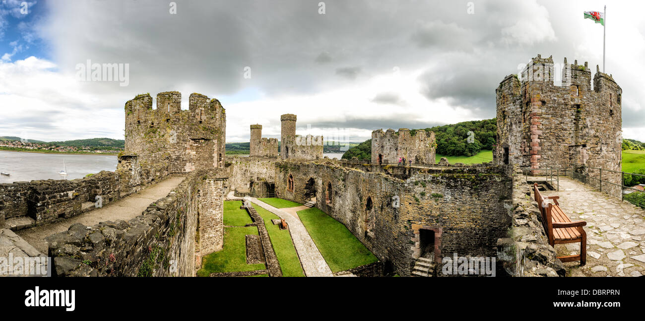 CONWY, Pays de Galles - Château de Conwy est un château médiéval construit par Édouard I à la fin du 13e siècle. Elle fait partie d'une ville fortifiée de Conwy et occupe un point stratégique sur la rivière Conwy. Il est répertorié comme un site du patrimoine mondial. Banque D'Images