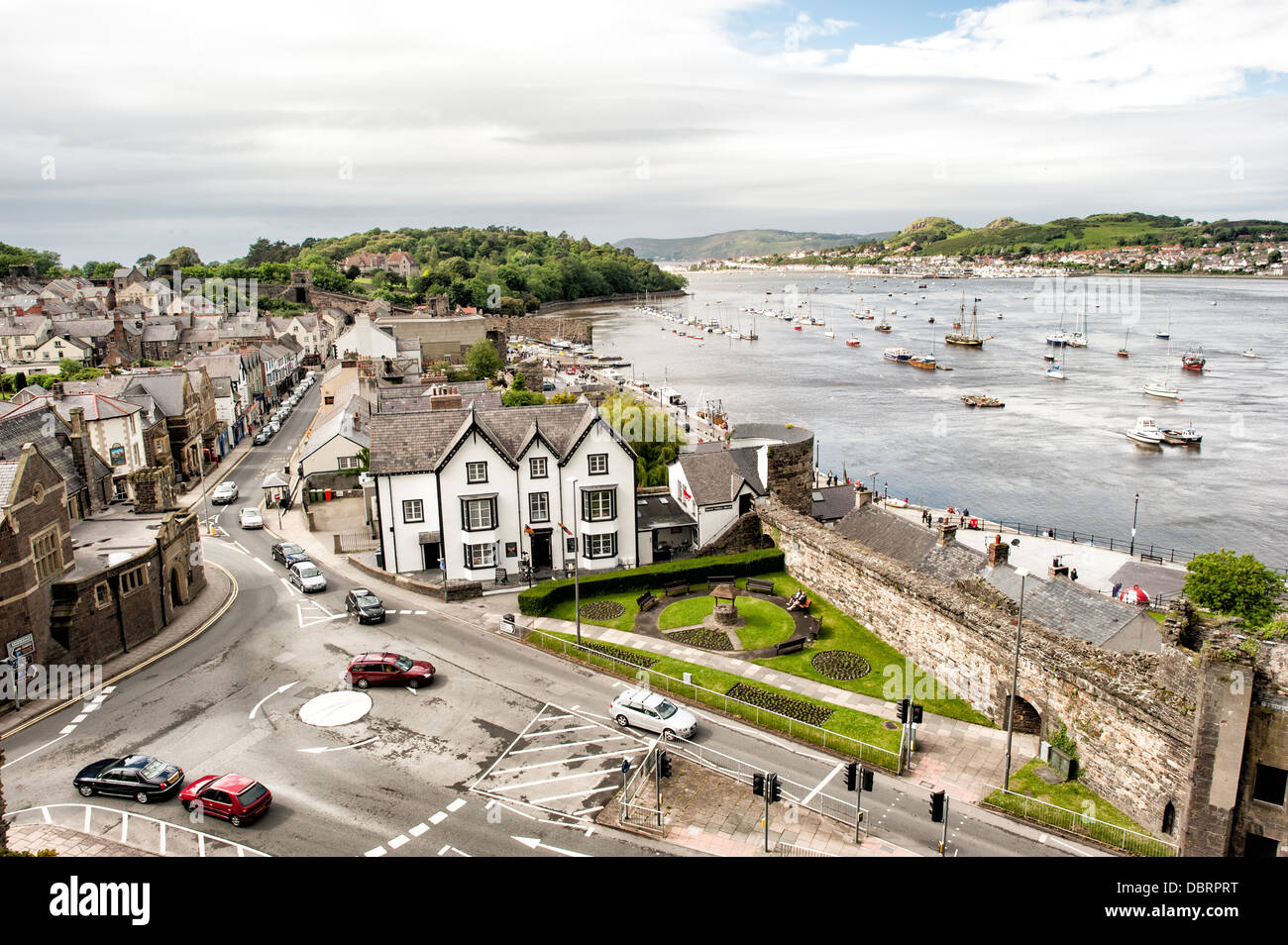 CONWY, Pays de Galles - Château de Conwy est un château médiéval construit par Édouard I à la fin du 13e siècle. Elle fait partie d'une ville fortifiée de Conwy et occupe un point stratégique sur la rivière Conwy. Il est répertorié comme un site du patrimoine mondial. Banque D'Images