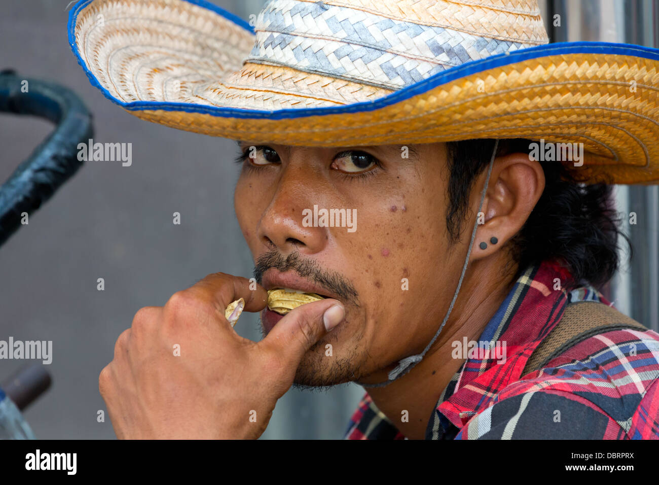 Thai Man with Straw Hat à Bangkok, Thaïlande Photo Stock - Alamy