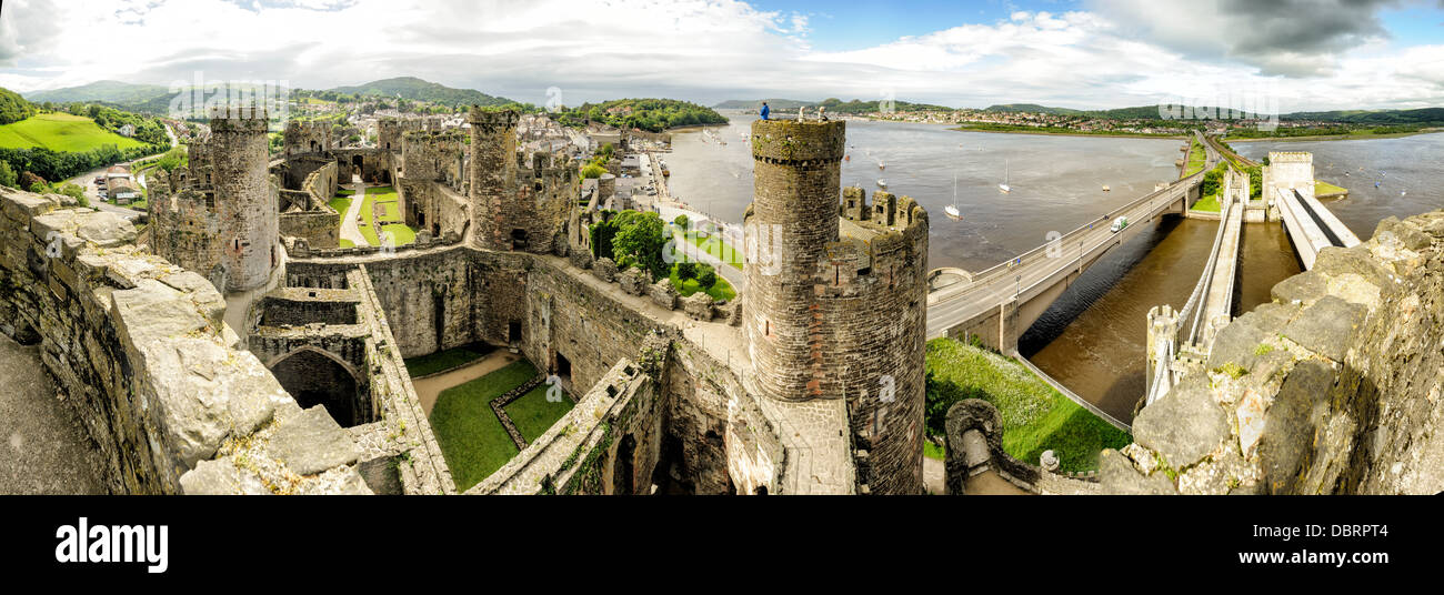 CONWY, Pays de Galles - Château de Conwy est un château médiéval construit par Édouard I à la fin du 13e siècle. Elle fait partie d'une ville fortifiée de Conwy et occupe un point stratégique sur la rivière Conwy. Il est répertorié comme un site du patrimoine mondial. Banque D'Images