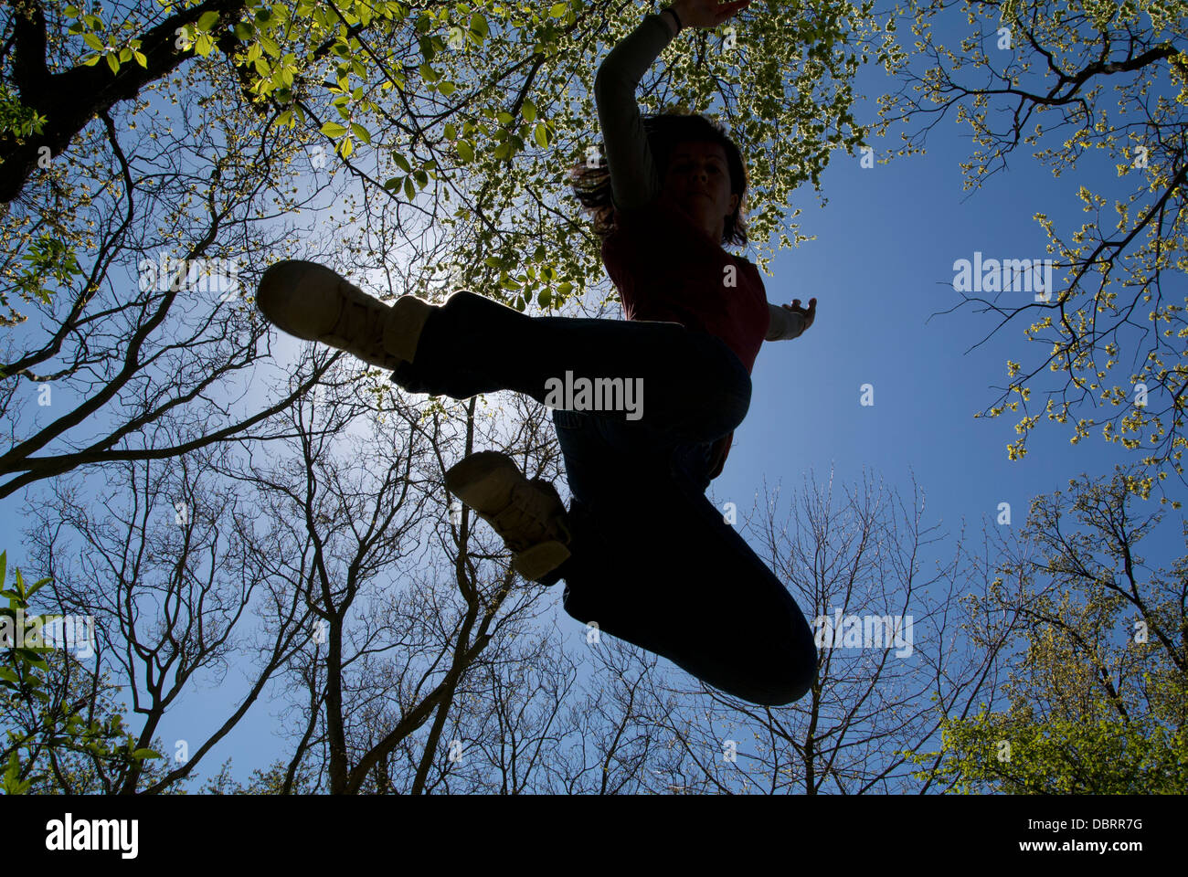 Femme sautant sur le ciel Banque D'Images