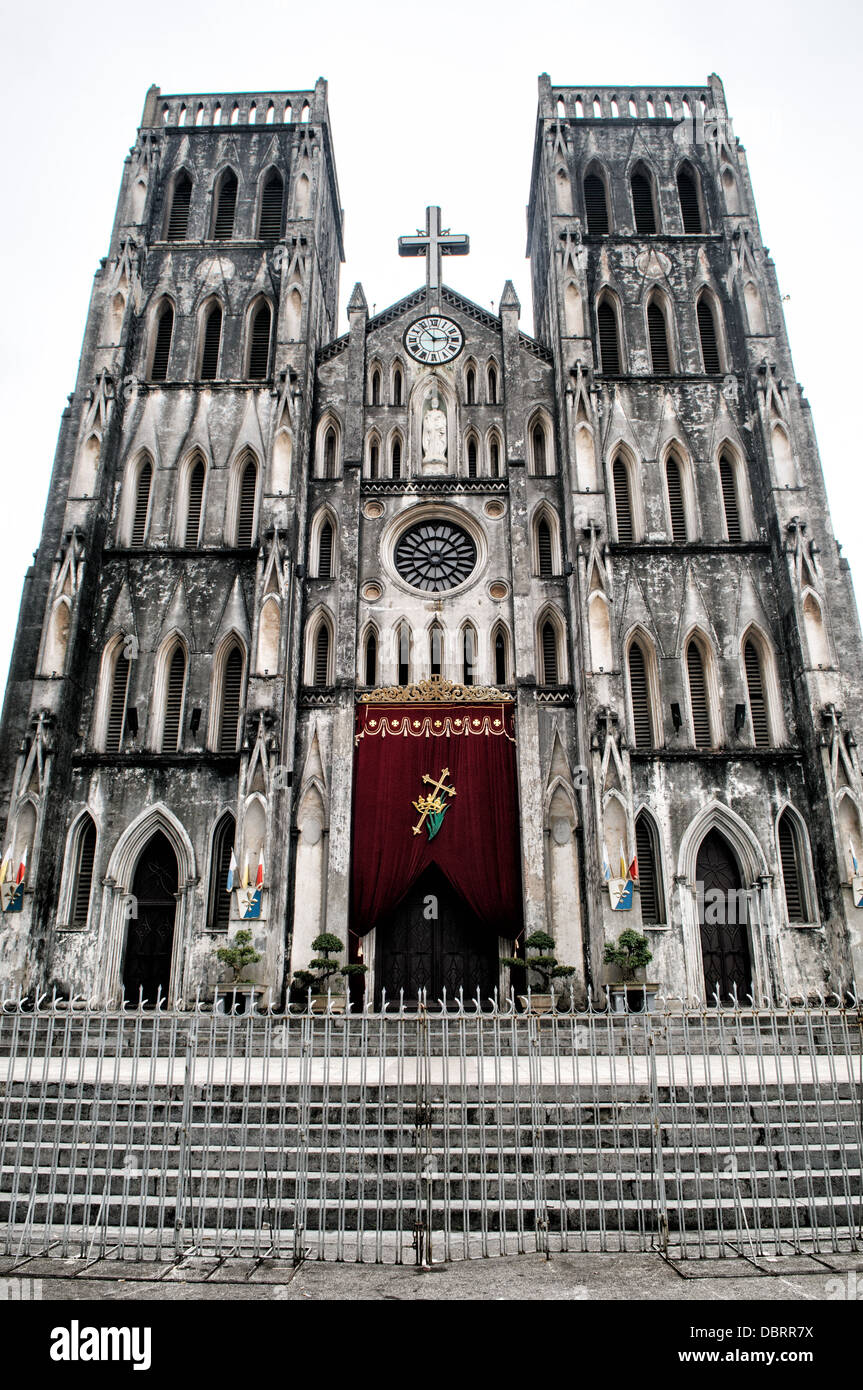 HANOI, Vietnam — la cathédrale de Joseph est une église sur la rue Nha Tho (église) dans le quartier Hoan Kiem de Hanoi, Vietnam. L'église néo-gothique de la fin du XIXe siècle (style néo-gothique) sert de cathédrale à l'archidiocèse catholique romain de Hanoi à près de 4 millions de catholiques dans le pays. Banque D'Images