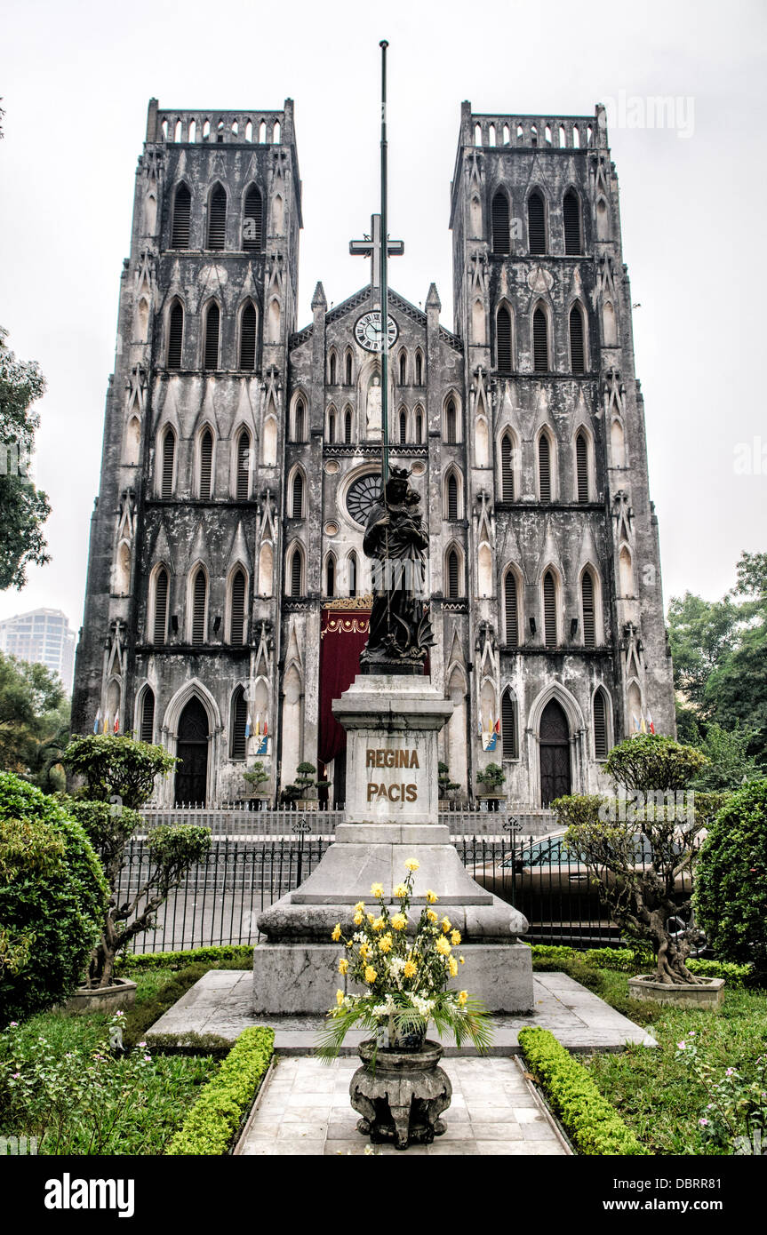 HANOI, Vietnam — la cathédrale de Joseph est une église sur la rue Nha Tho (église) dans le quartier Hoan Kiem de Hanoi, Vietnam. L'église néo-gothique de la fin du XIXe siècle (style néo-gothique) sert de cathédrale à l'archidiocèse catholique romain de Hanoi à près de 4 millions de catholiques dans le pays. Banque D'Images