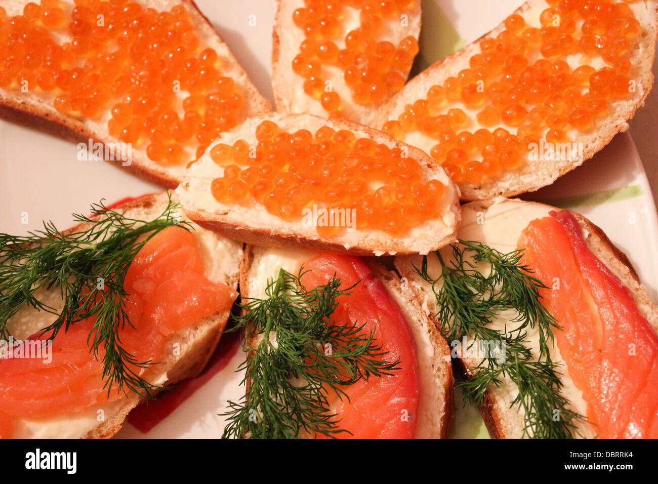 Beaucoup de sandwiches avec du caviar rouge et poisson rouge Banque D'Images