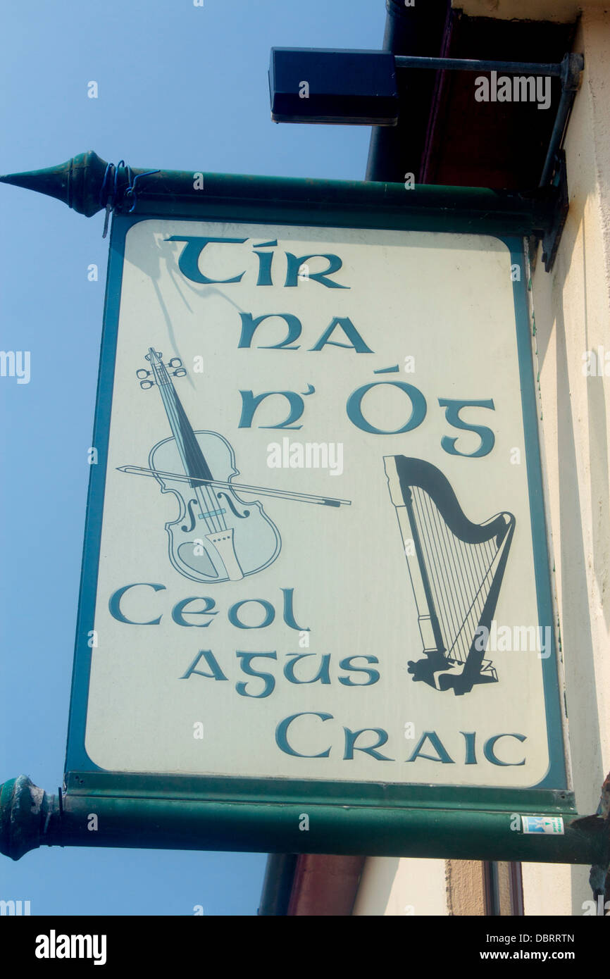 Tir Na nOg enseigne de pub avec harpe irlandaise et de violon et 'Ceol agus craic' ('Musique et fun") dans le comté de Galway Irlande Gaeltacht Banque D'Images