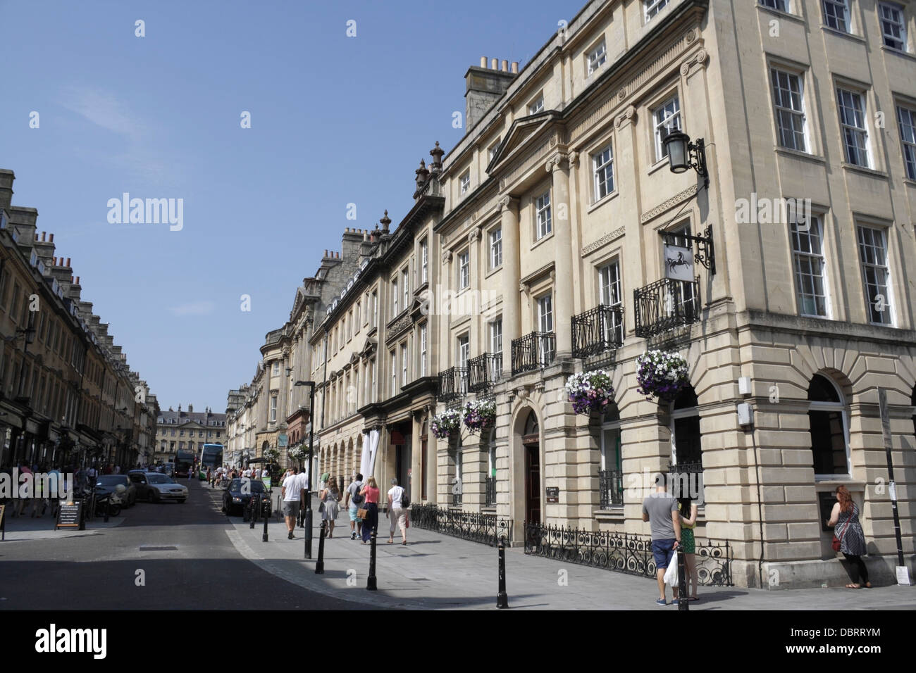 Vue le long de Milsom Street dans le centre de Bath centre-ville Angleterre Royaume-Uni Banque D'Images Vue le long de Milsom Street dans le centre de Bath centre-ville Angleterre Royaume-Uni Banque D'Images