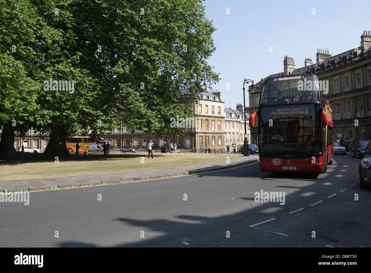 Le cirque à Bath un croissant géorgien de maisons, bus touristique à toit ouvert Angleterre Royaume-Uni Banque D'Images Le cirque à Bath un croissant géorgien de maisons, bus touristique à toit ouvert Angleterre Royaume-Uni Banque D'Images
