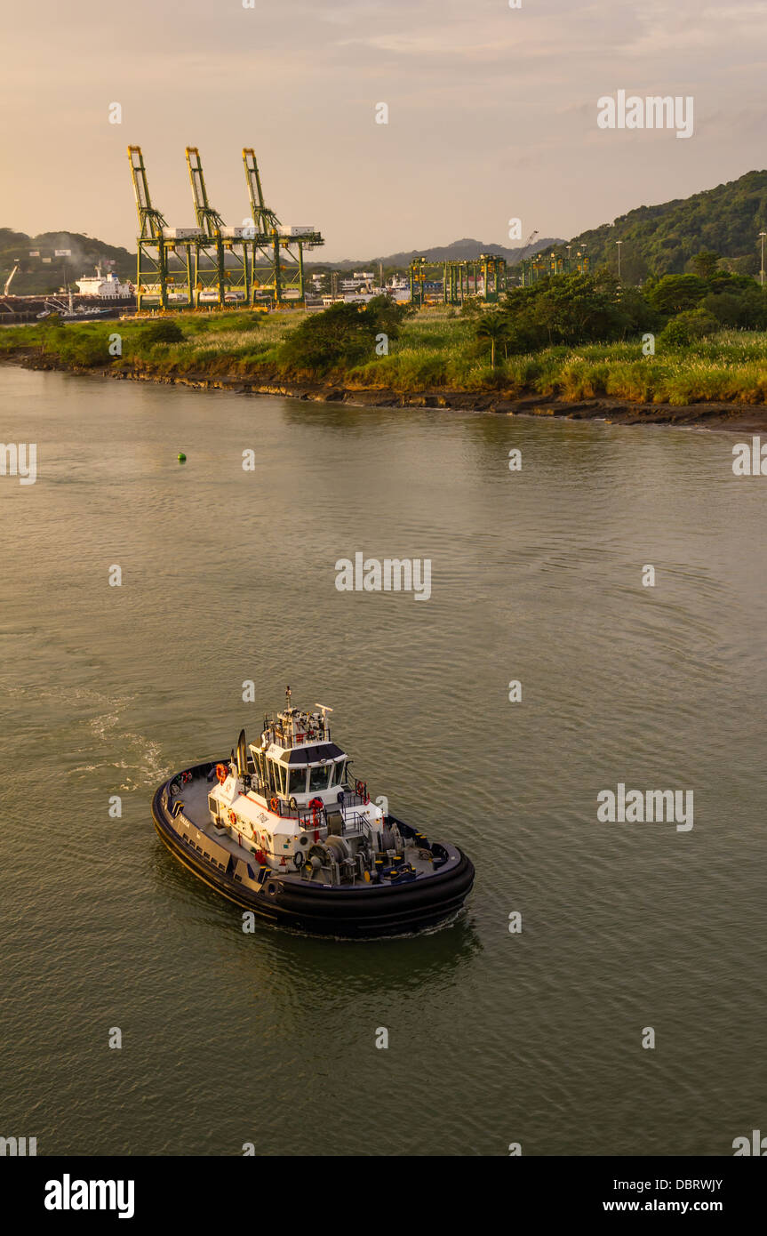 Canal de Panama Panama Tug boat Dolega se prépare à aider les navires transitent dans le canal de Panama Banque D'Images