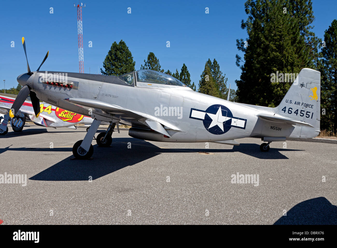 F-51H Mustang se trouve sur le tarmac de l'aéroport du comté de Nevada. Banque D'Images