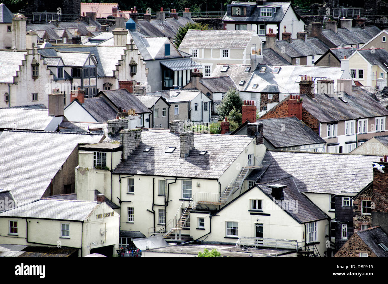 CONWY, Pays de Galles - toits en ardoise du gallois dans la ville de Conwy, vus de l'une des tourelles du Château de Conwy à proximité sur la côte nord du Pays de Galles, Royaume-Uni. Banque D'Images