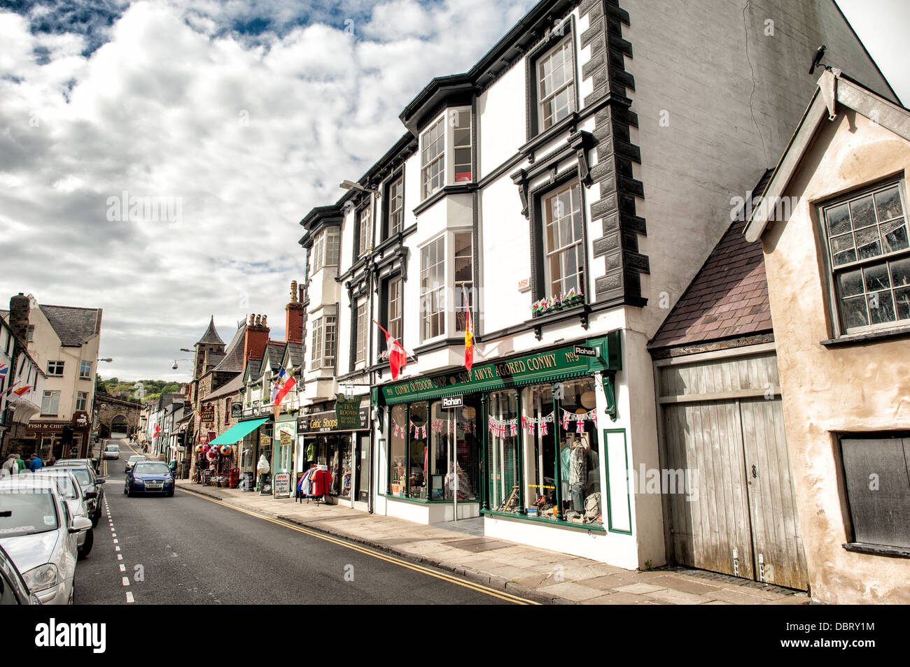 CONWY, Pays de Galles - Magasins sur Castle Street, l'une des principales rues de Yokohama qui est parallèle à l'eau. Conwy est une ville historique fortifiée célèbre pour le Château de Conwy, qui se situe à l'extrémité sud de la rue du Château. Banque D'Images