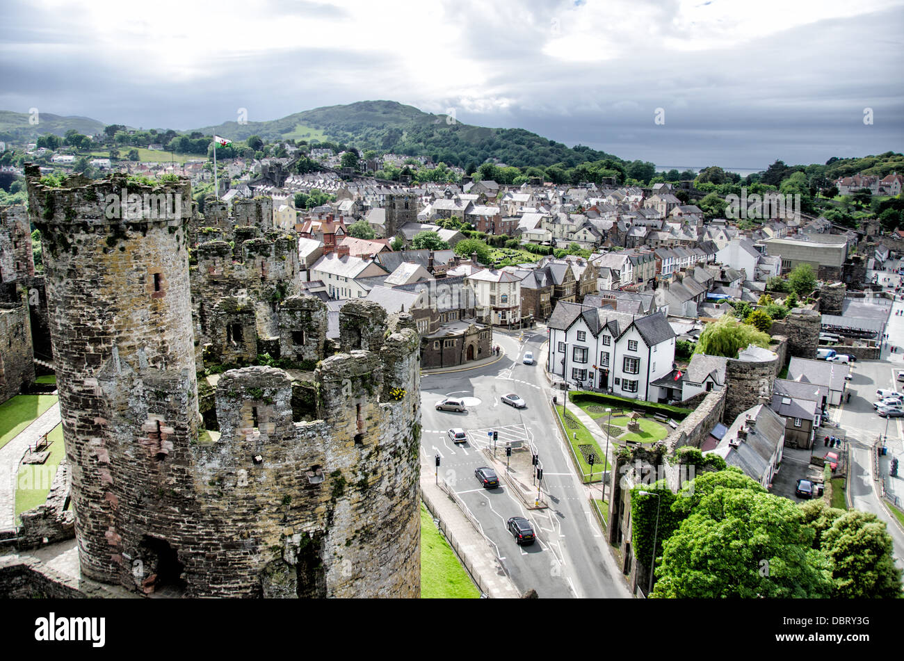 CONWY, pays de Galles — Une vue de la ville de Conwy vue depuis les tourelles du château de Conwy, une forteresse médiévale du XIIIe siècle dans le nord du pays de Galles. Le premier plan présente quelques-uns des remparts et tourelles bien conservés du château, soulignant l'impressionnante architecture défensive de ce site classé au patrimoine mondial de l'UNESCO. Construit par le roi Édouard Ier lors de sa conquête du pays de Galles, le château de Conwy offre aux visiteurs une vue panoramique sur la ville fortifiée historique en contrebas. Banque D'Images