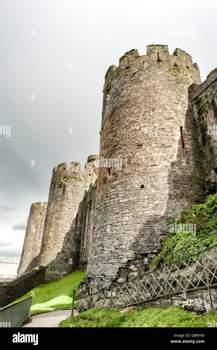 CONWY, Pays de Galles - Château de Conwy est un château médiéval construit par Édouard I à la fin du 13e siècle. Elle fait partie d'une ville fortifiée de Conwy et occupe un point stratégique sur la rivière Conwy. Il est répertorié comme un site du patrimoine mondial. Banque D'Images