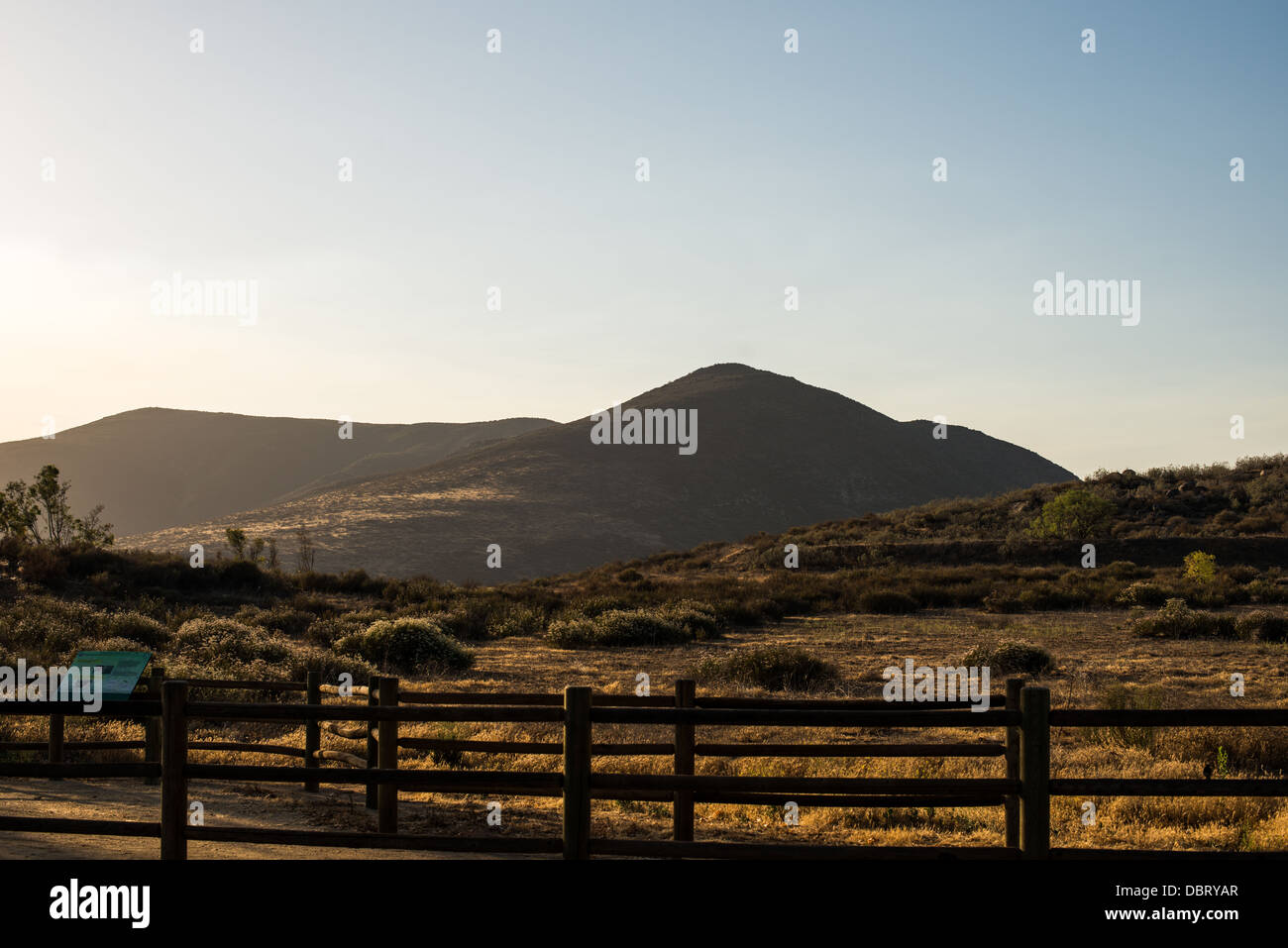 Les montagnes basses sur l'horizon à Temecula, Calfornia, près de Skinner Lake en fin d'après-midi la lumière. Banque D'Images