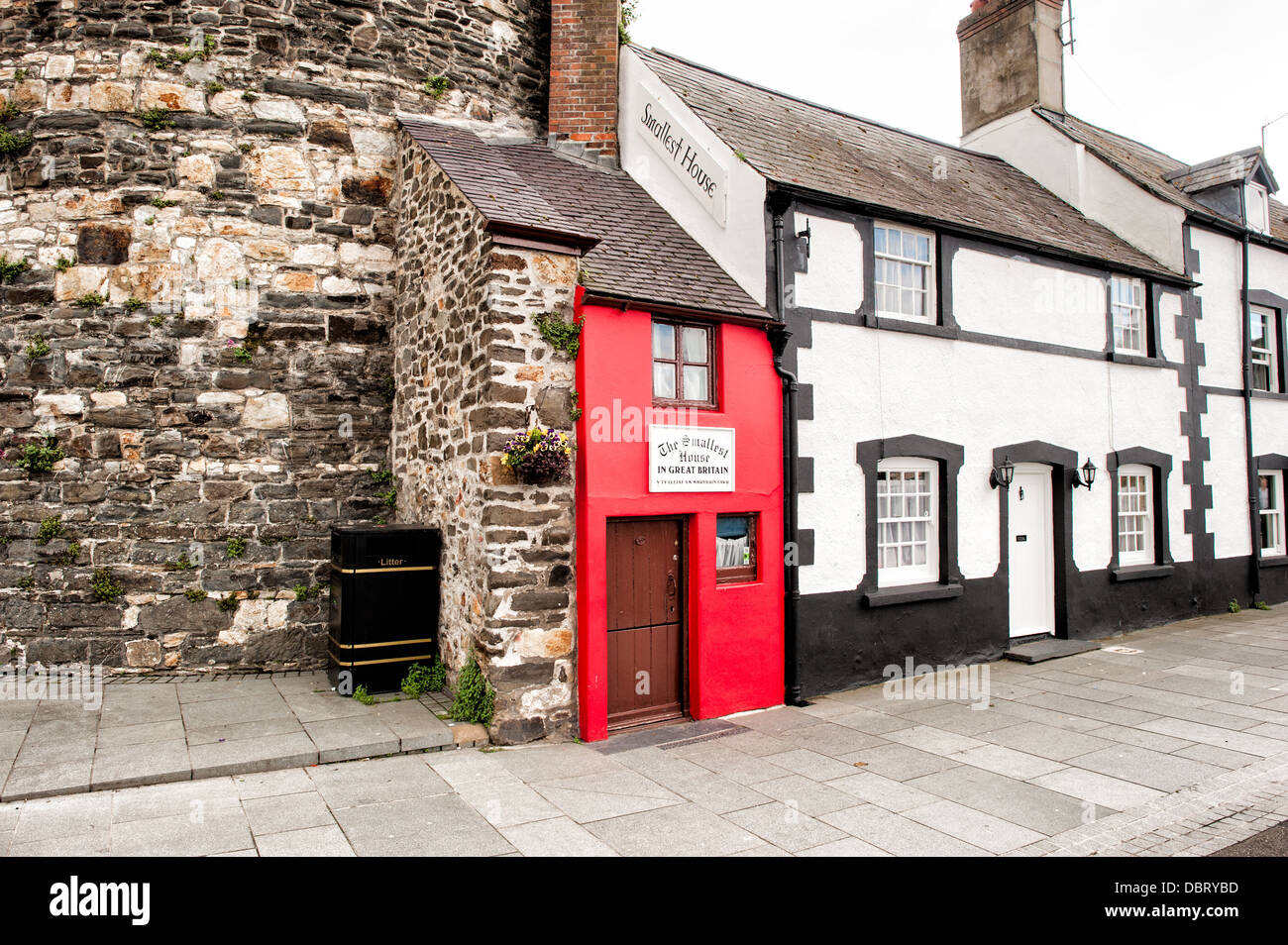 CONWY, Pays de Galles - Quay House, également connu sous le nom de la plus petite maison en Grande-Bretagne, se trouve à côté de l'enceinte de Château de Conwy. Jusqu'en 1900, c'était une petite mais fonctionnelle residence mais est maintenant une attraction touristique. Banque D'Images