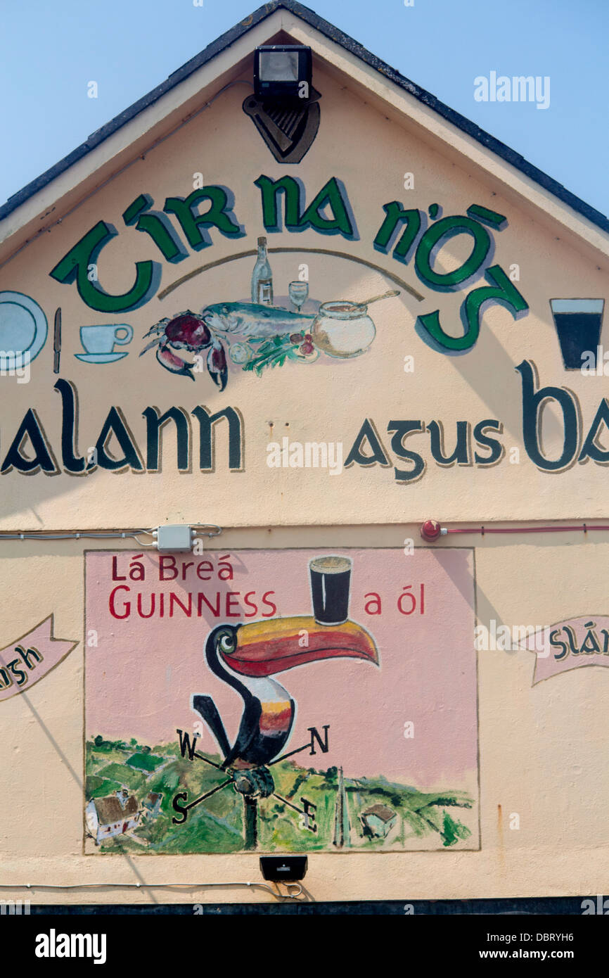 Guinness peint mur murale art avec équilibrage de toucan à bec sur pinte sur mur de pub dans le comté de Galway Irlande République d'Irlande Banque D'Images